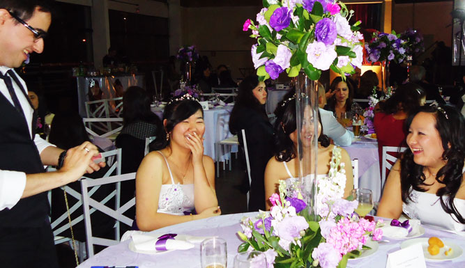 A diversão é garantida com um mágico para festa de debutantes